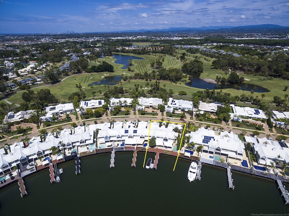 Spectacular North Facing Harbour Front Villa