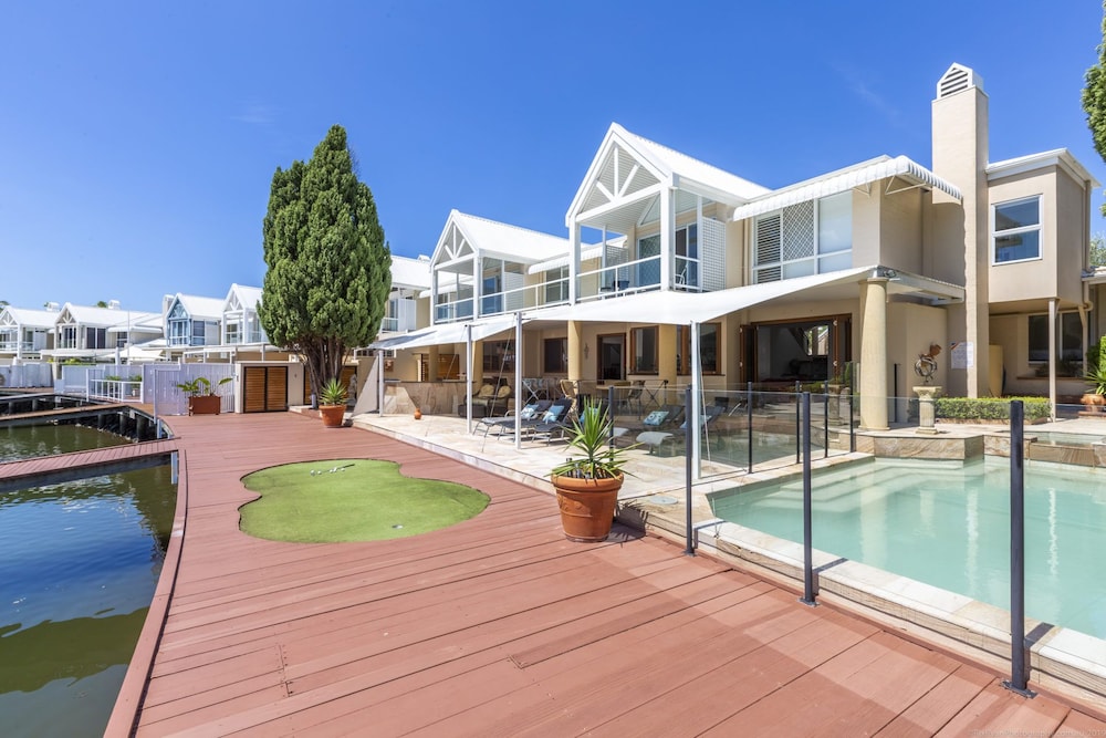 Spectacular North Facing Harbour Front Villa