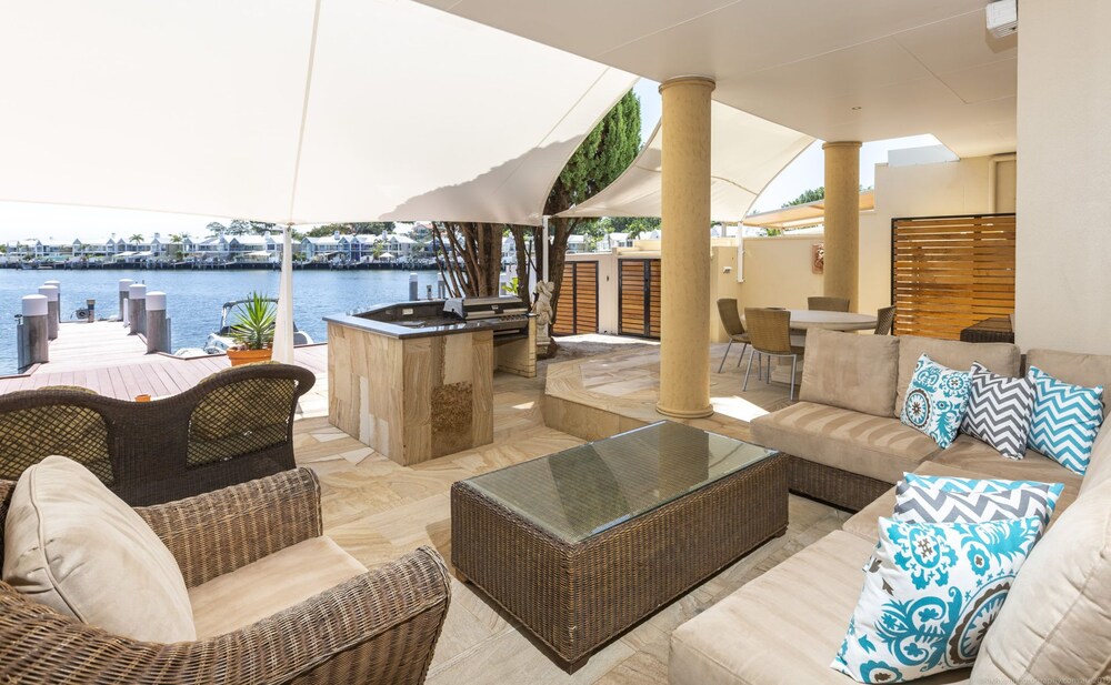 Spectacular North Facing Harbour Front Villa