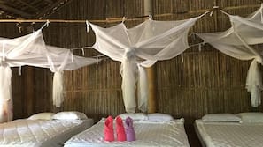 Minibar, free WiFi, linens