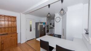 Full-sized fridge, microwave, oven, hob