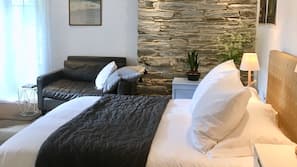Iron/ironing board, free WiFi, linens