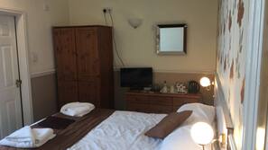 Iron/ironing board, free WiFi, linens