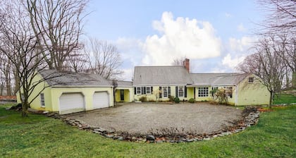 Bedford Big House w Heated Pool & Hot Tub on 4 Acres! Perfect Place to Social Distance and Stay Safe. Super-host Support, Check out our Reviews!