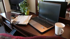 羽絨被、書桌、手提電腦工作空間、免費 Wi-Fi