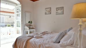 2 bedrooms, in-room safe, iron/ironing board, free WiFi