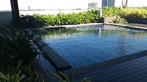 Hồ bơi ngoài trời
