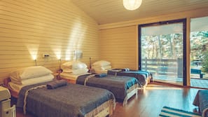 Tabla de planchar con plancha y ropa de cama
