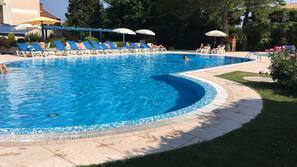 2 piscine all'aperto, ombrelloni da piscina, lettini