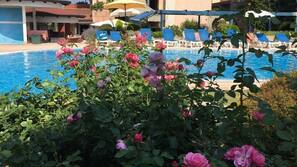 2 piscine all'aperto, ombrelloni da piscina, lettini