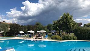 2 piscine all'aperto, ombrelloni da piscina, lettini