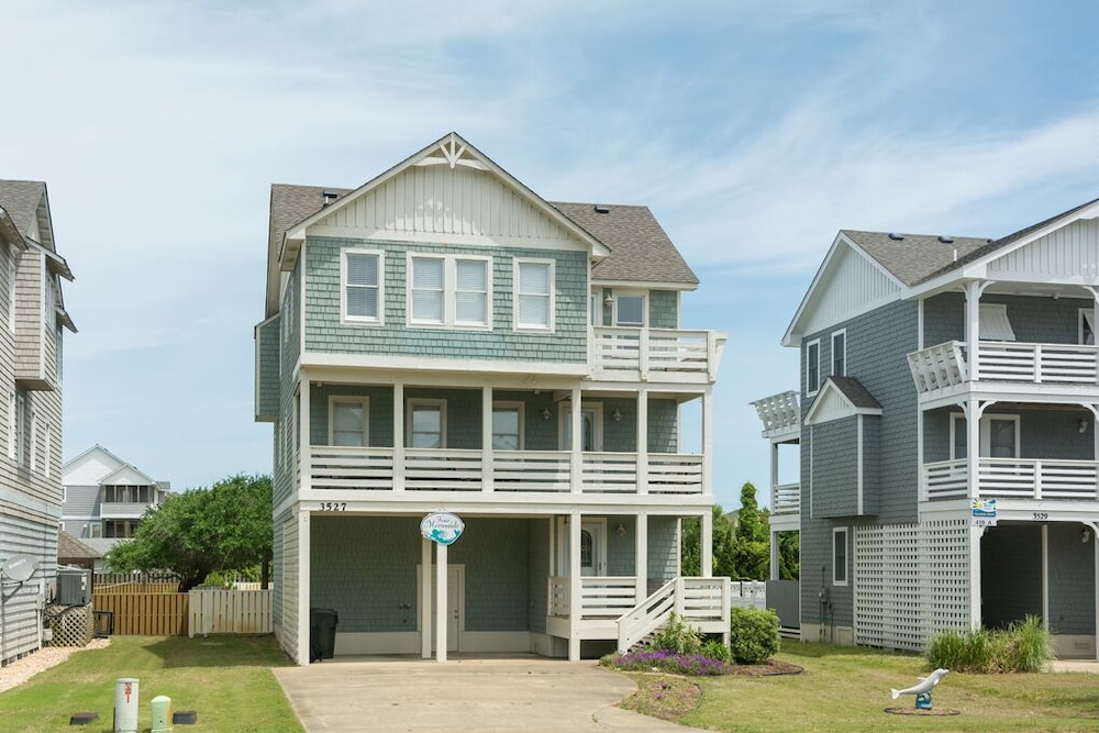 Sandy Bottoms Oceanside, pet friendly with a private pool, hot tub and