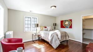 5 bedrooms, iron/ironing board, Internet, linens