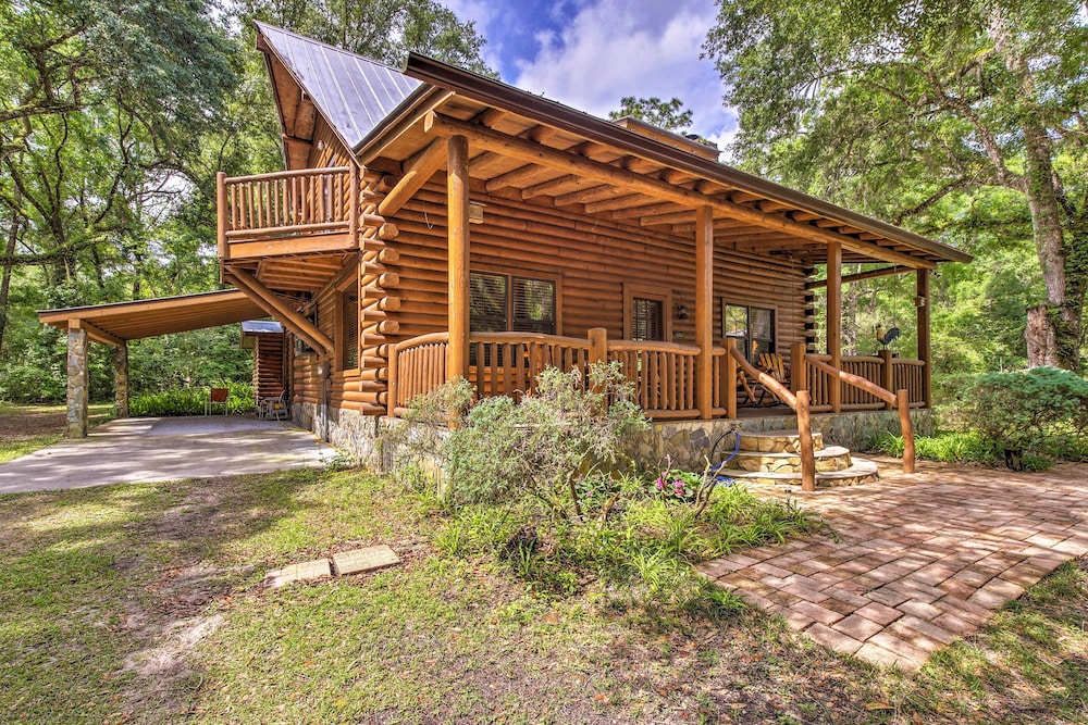 Quiet Inverness Log Cabin w/ Furnished Deck!, Inverness, FL Vacation