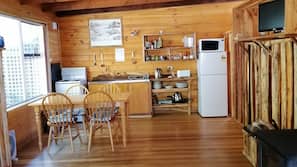 Grand réfrigérateur, micro-ondes, four, fourneau de cuisine