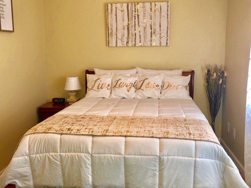 The GetAwaySpot Cozy & Spacious Close to Base & Beaches Free WiFi