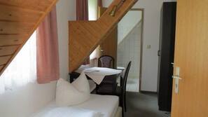 Verdunkelungsvorhänge, schallisolierte Zimmer, Bügeleisen/Bügelbrett