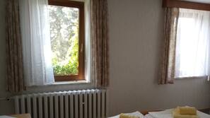 Verdunkelungsvorhänge, schallisolierte Zimmer, Bügeleisen/Bügelbrett