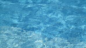 Piscina all'aperto, ombrelloni da piscina, lettini