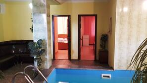 Una piscina cubierta