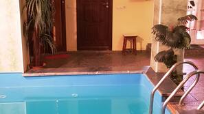 Una piscina cubierta