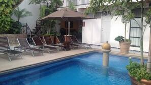 Una piscina al aire libre