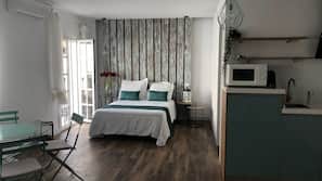 1 dormitorio, tabla de planchar con plancha, ropa de cama
