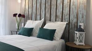 1 dormitorio, tabla de planchar con plancha, ropa de cama