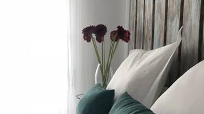 1 dormitorio, tabla de planchar con plancha, ropa de cama
