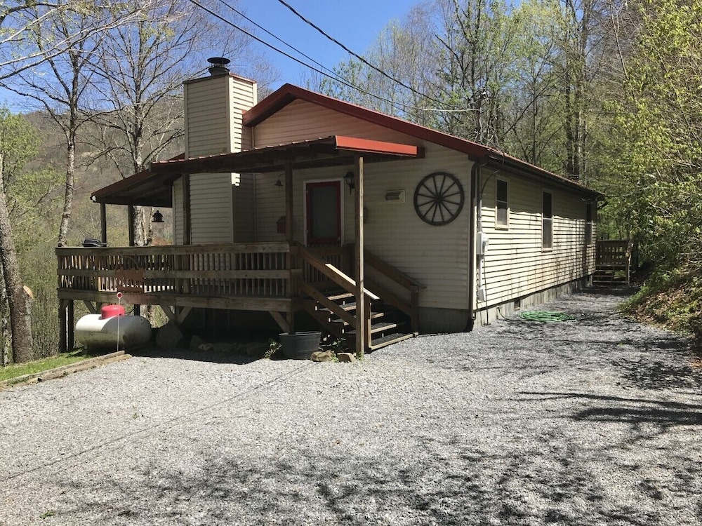 At the Woods-3 BR Pet Friendly