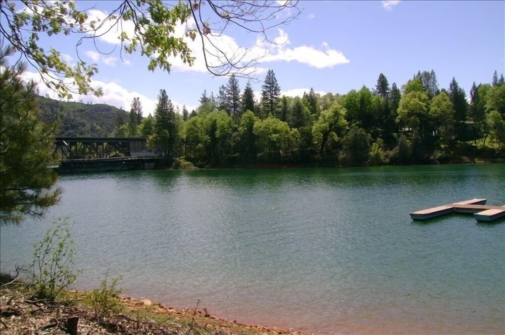 The Best Deal on the Lake!!! Lakeshore Vrbo