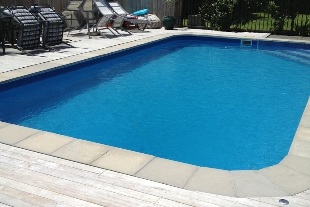 6 Bedroom home with 3 bathrooms and access to swimming pool (unheated