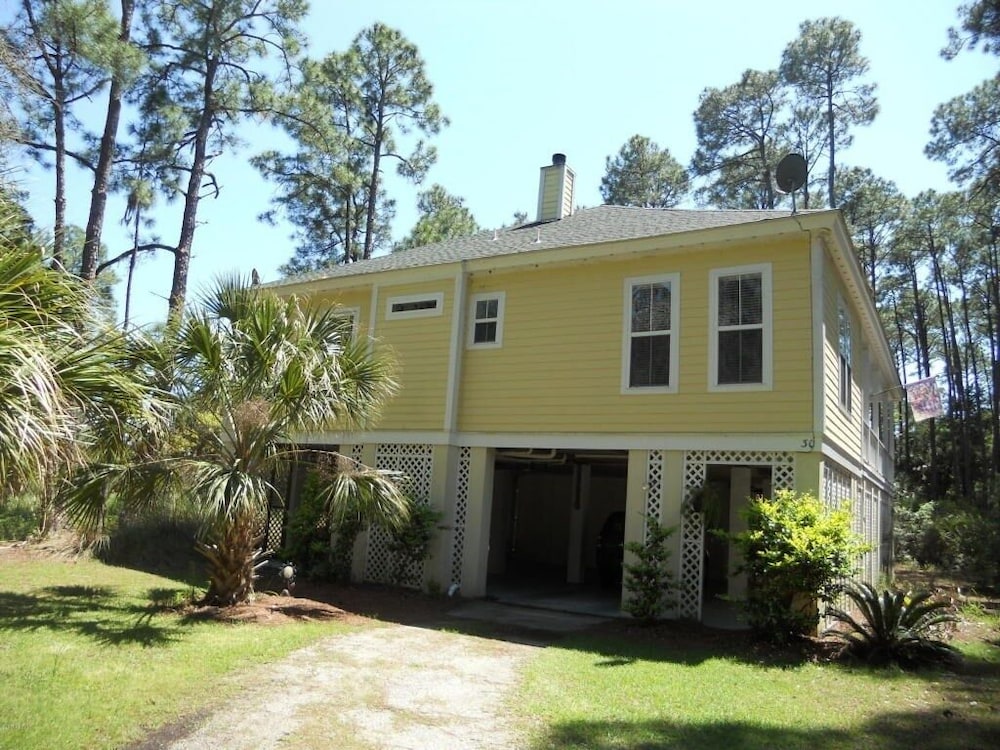 Ocean Marsh on Harbor Island, Golf Cart Included in Beaufort, United States