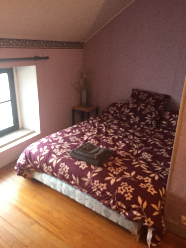 Cozy Room Homestay in Fericy, France