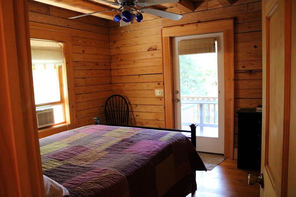 HARVEST MOON Cabin 54 acres, family friendly, creek frontage, great fishing Grassy Creek Vrbo
