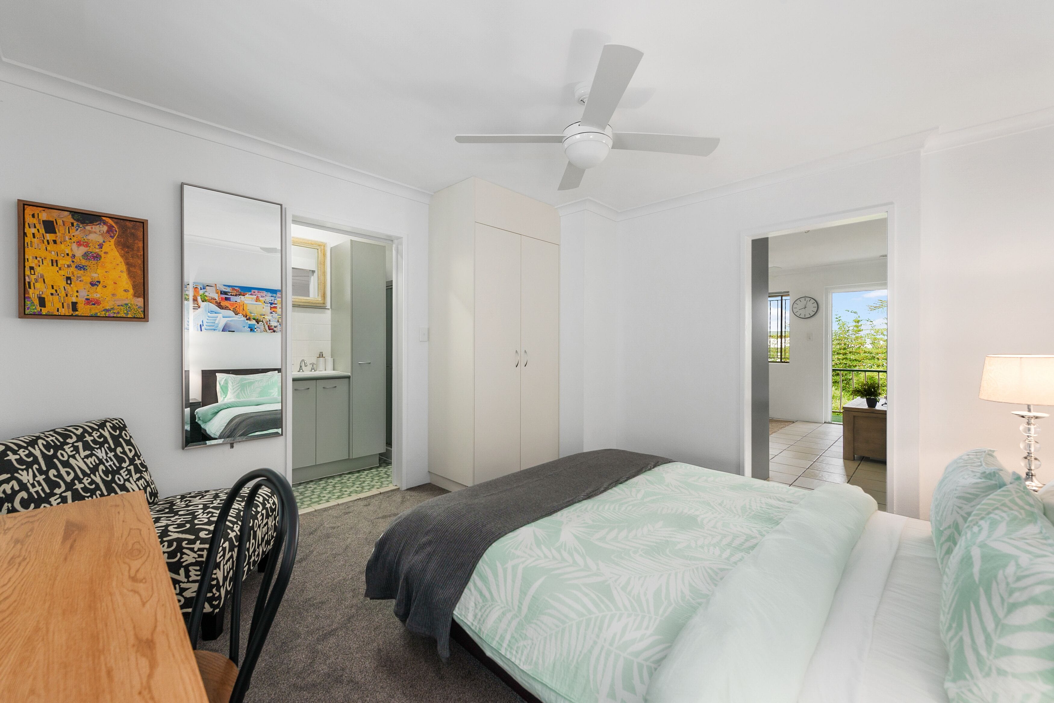 Funky Urban Pad ~ 1 Bed/1 Bath/1 Car ~ New Farm