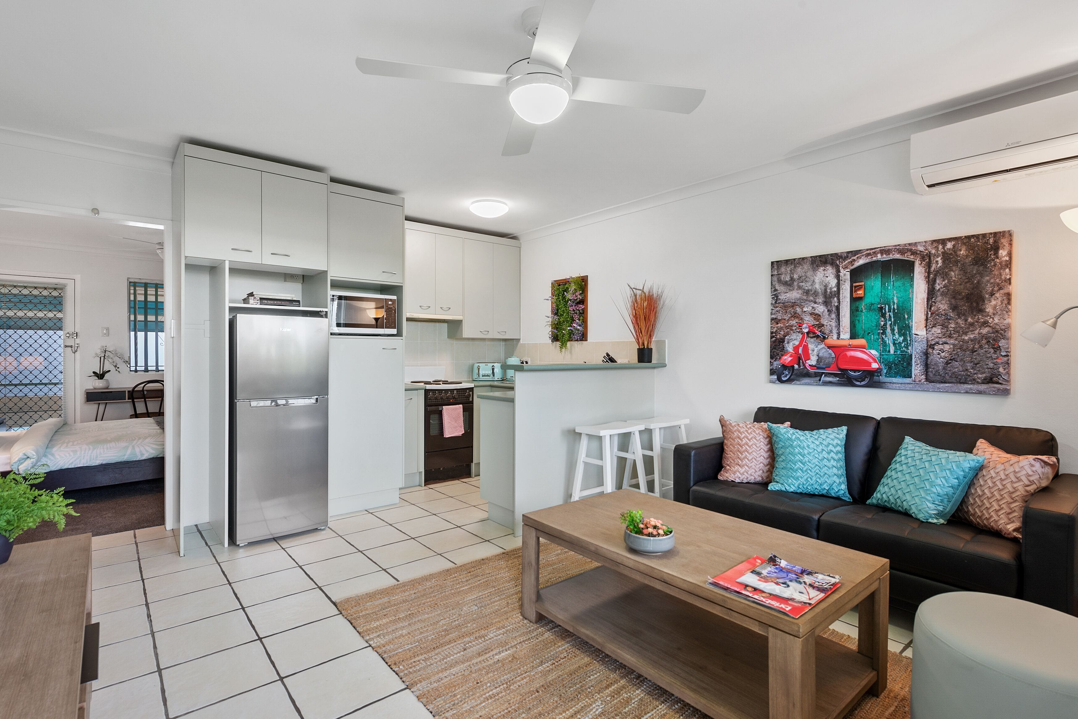 Funky Urban Pad ~ 1 Bed/1 Bath/1 Car ~ New Farm