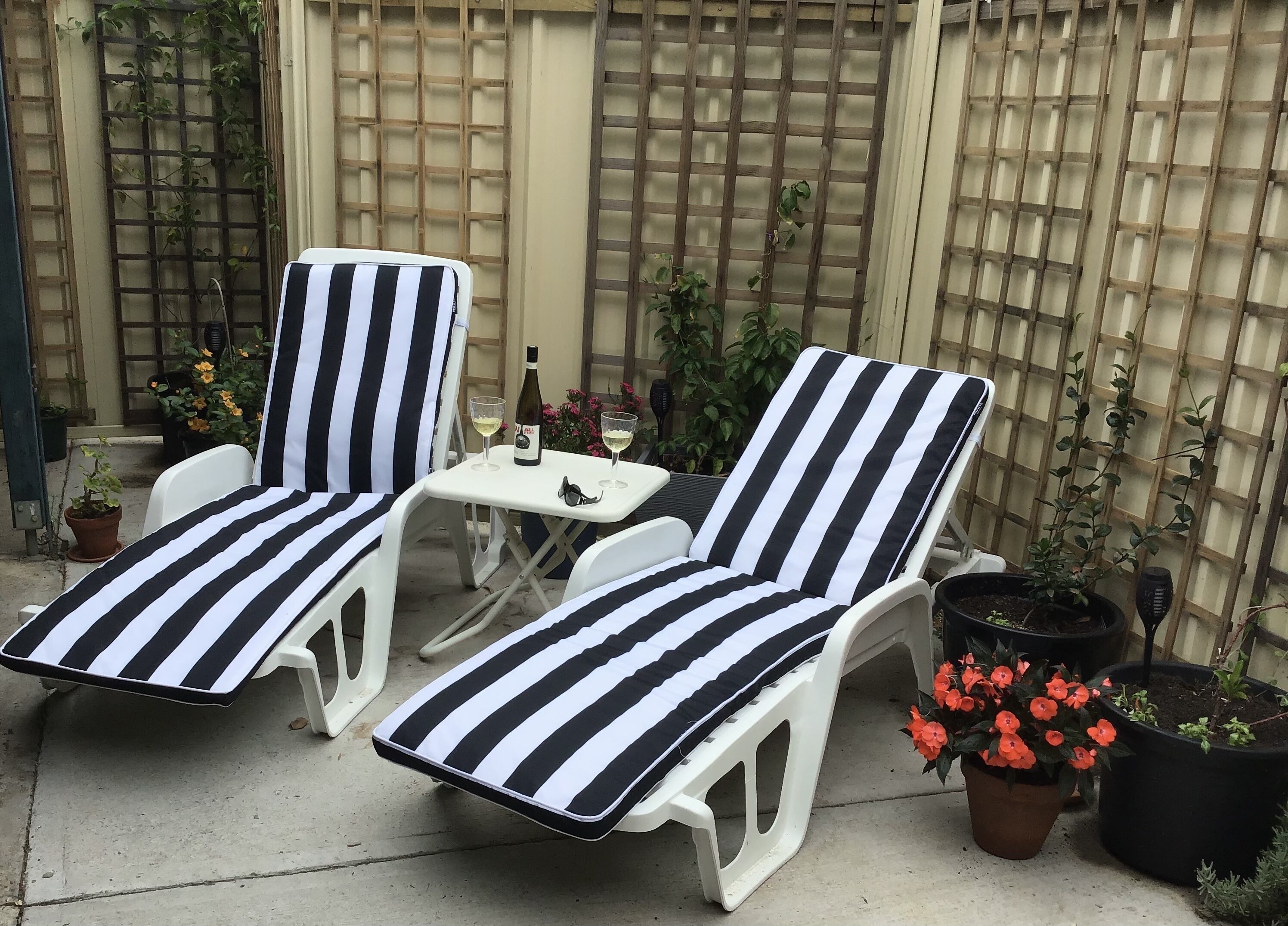 Luxury Outside Spa, Breakfast, Freshly Ground Coffee, Wine &amp; Snacks + Log Stove