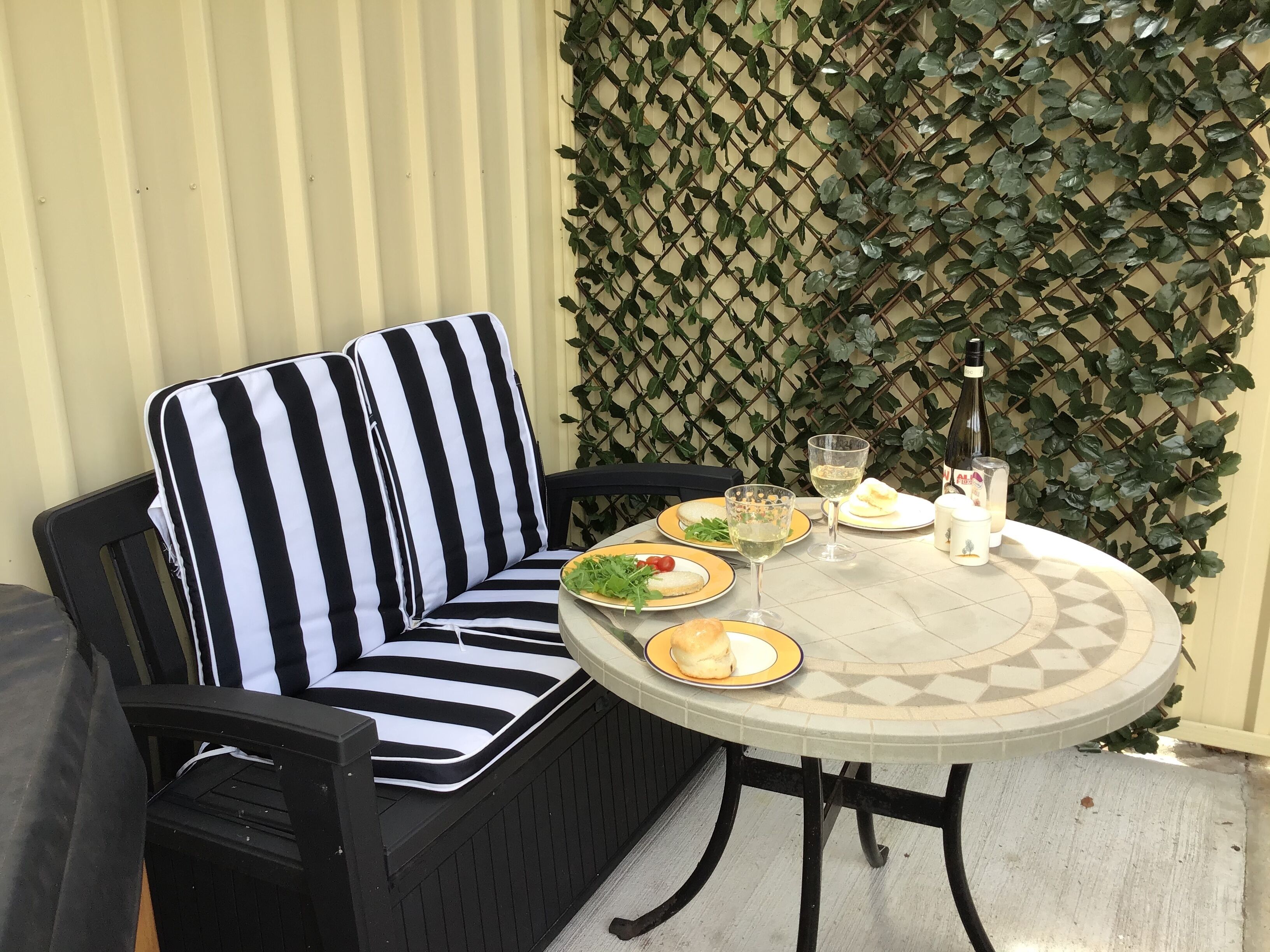 Luxury Outside Spa, Breakfast, Freshly Ground Coffee, Wine &amp; Snacks + Log Stove