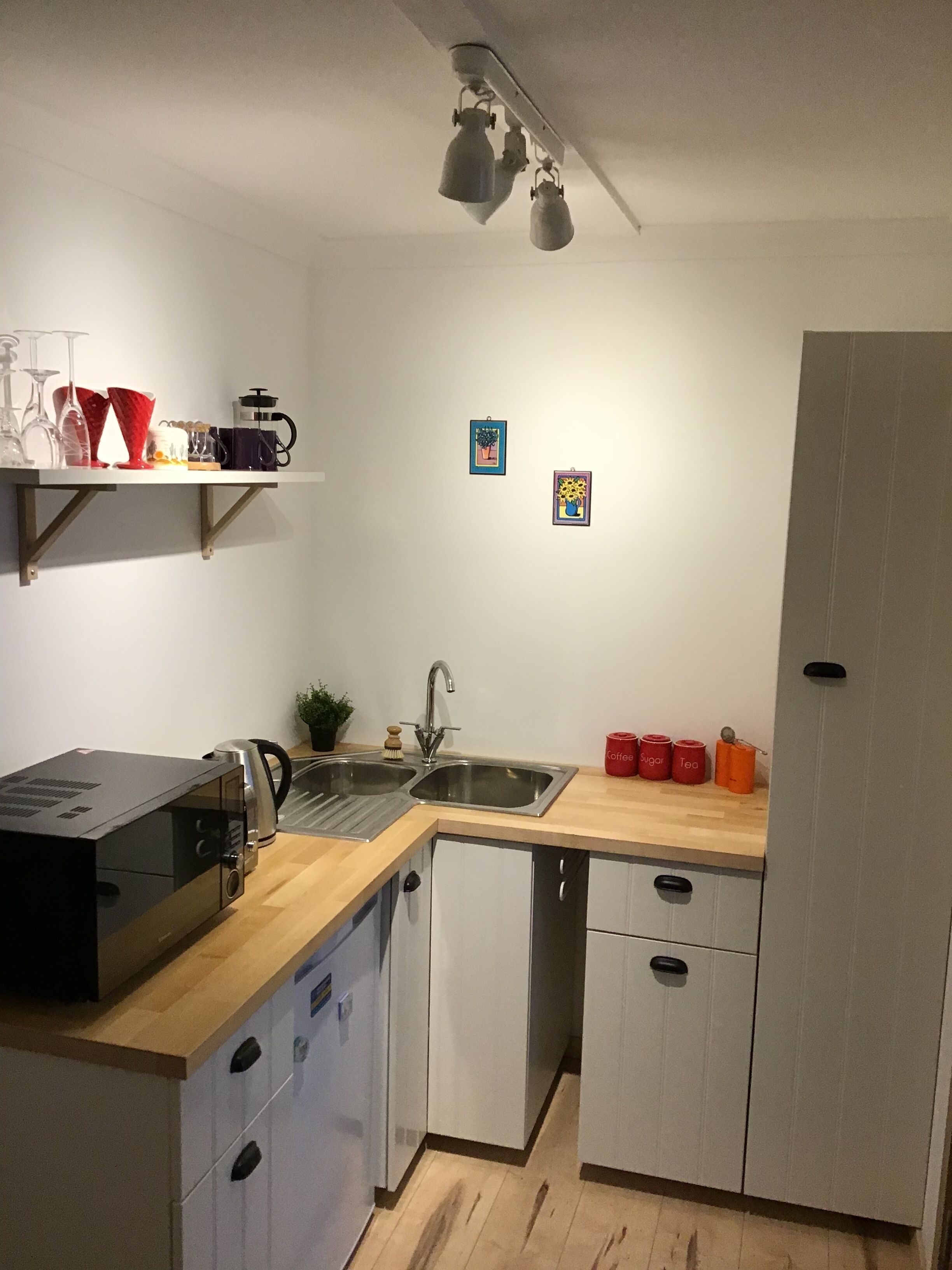 Luxury Outside Spa, Breakfast, Freshly Ground Coffee, Wine &amp; Snacks + Log Stove