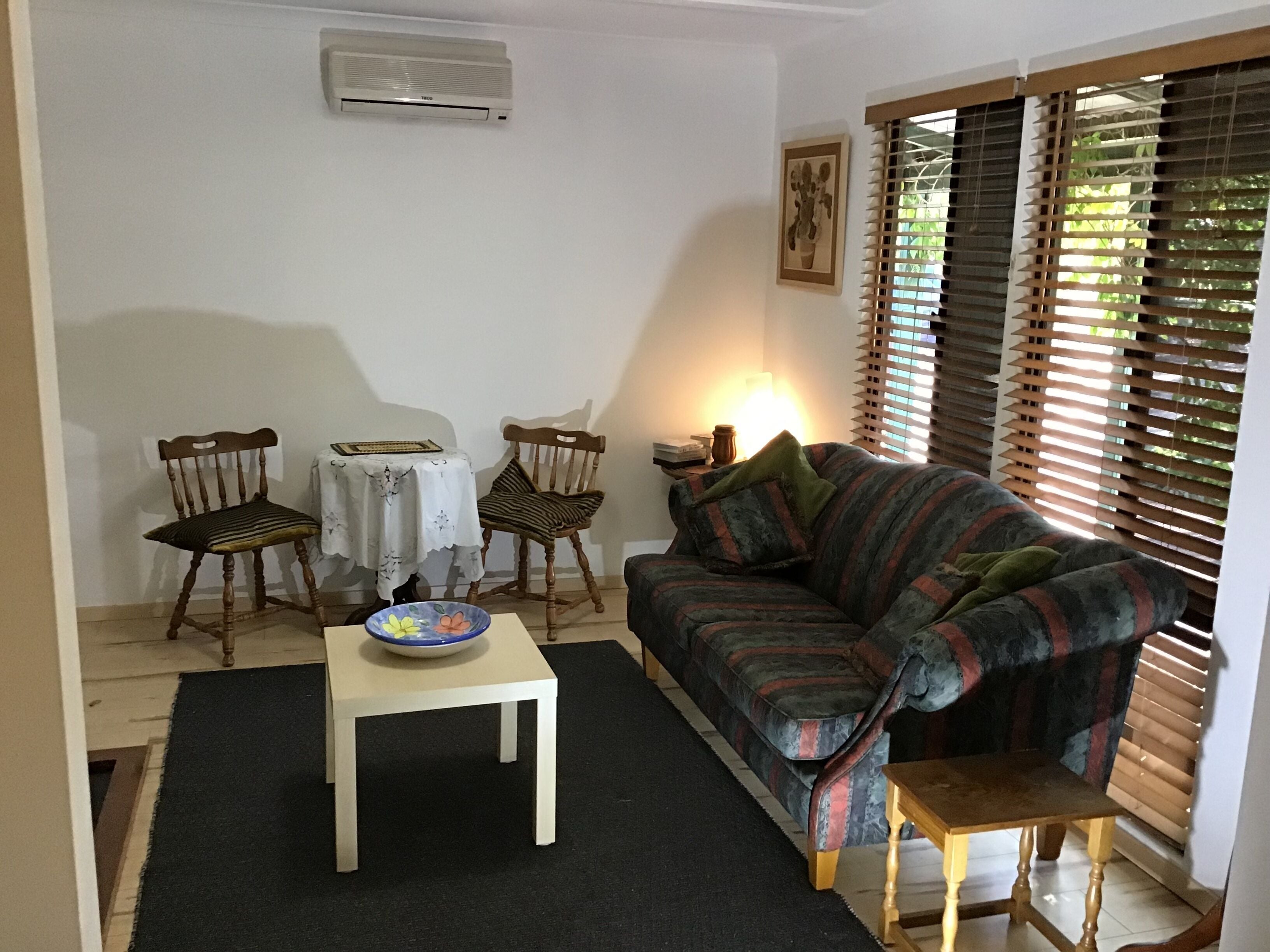 Luxury Outside Spa, Breakfast, Freshly Ground Coffee, Wine &amp; Snacks + Log Stove