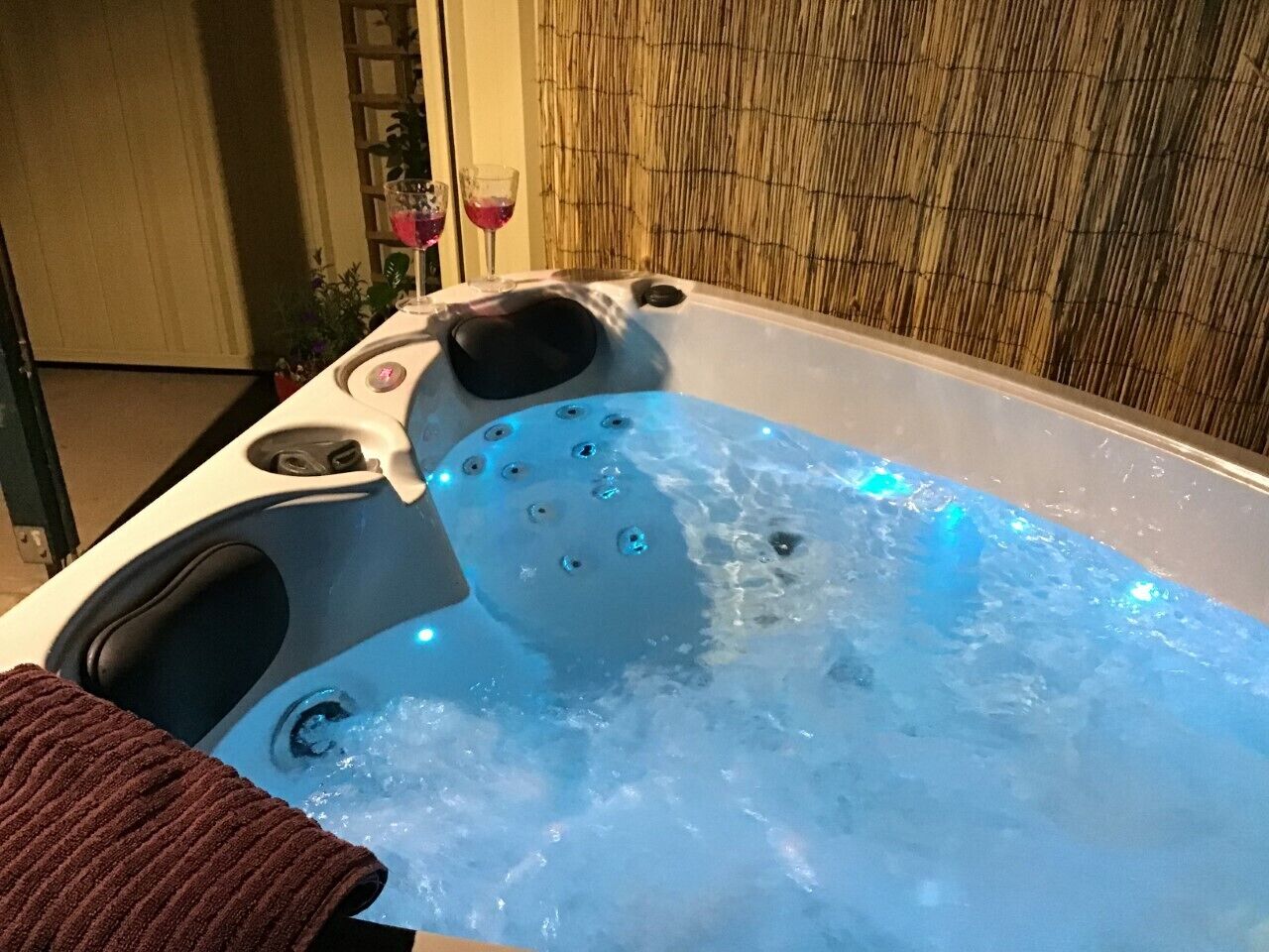 Luxury Outside Spa, Breakfast, Freshly Ground Coffee, Wine &amp; Snacks + Log Stove