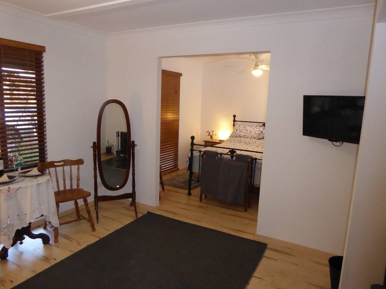 Luxury Outside Spa, Breakfast, Freshly Ground Coffee, Wine &amp; Snacks + Log Stove