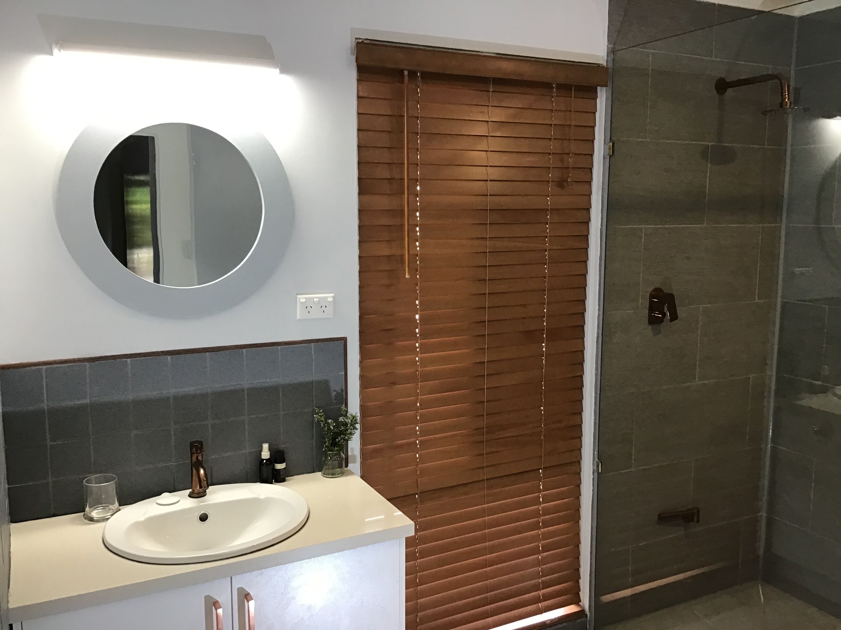 Luxury Outside Spa, Breakfast, Freshly Ground Coffee, Wine &amp; Snacks + Log Stove