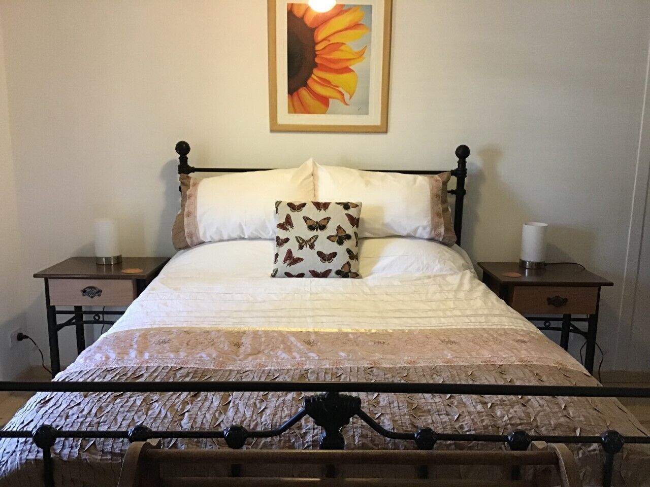 Luxury Outside Spa, Breakfast, Freshly Ground Coffee, Wine &amp; Snacks + Log Stove