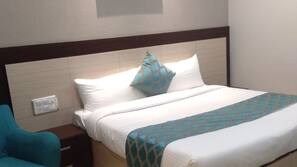 Egyptian cotton sheets, premium bedding, pillowtop beds, desk