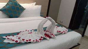 Egyptian cotton sheets, premium bedding, pillowtop beds, desk