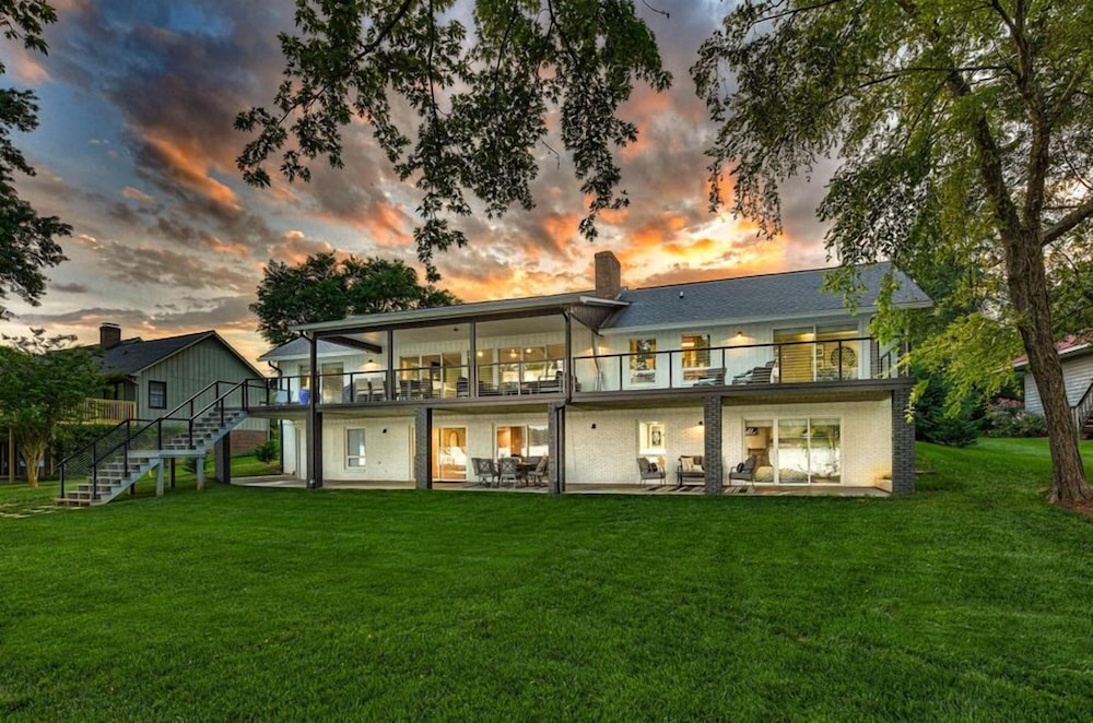 Southern Sunrise with beautiful waterfront