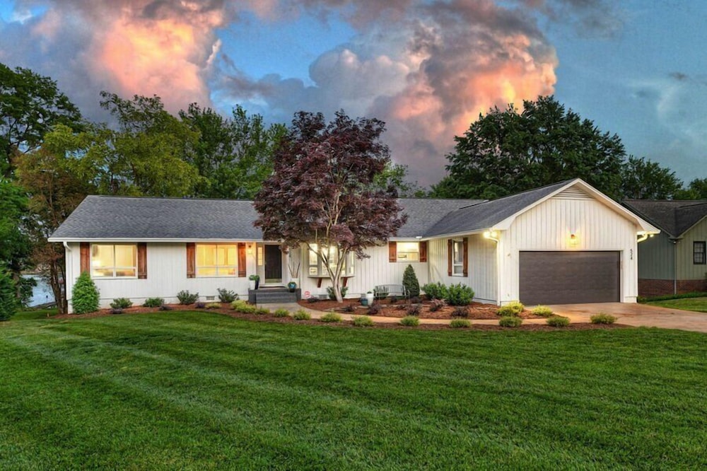 Southern Sunrise with beautiful waterfront