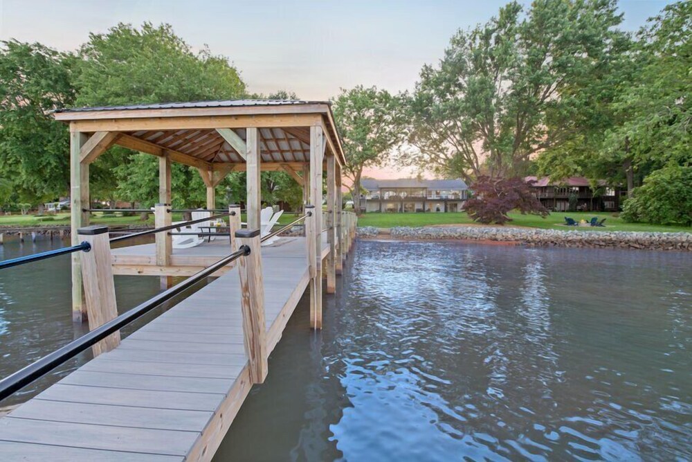 Southern Sunrise with beautiful waterfront